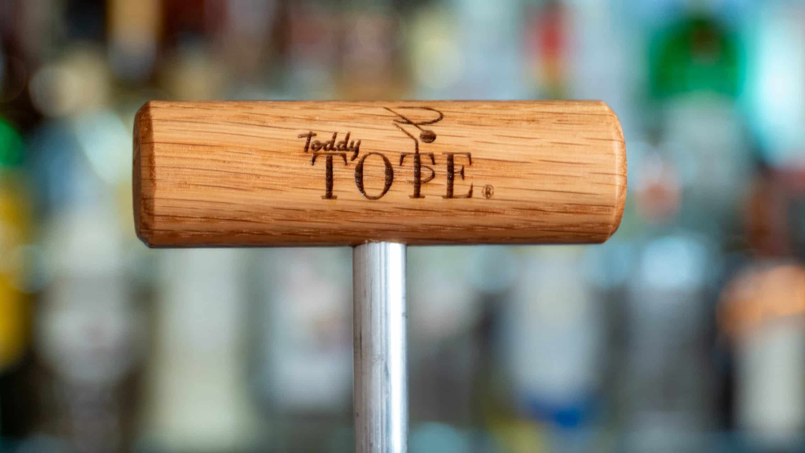 Toddy TOTE handle with logo close-up